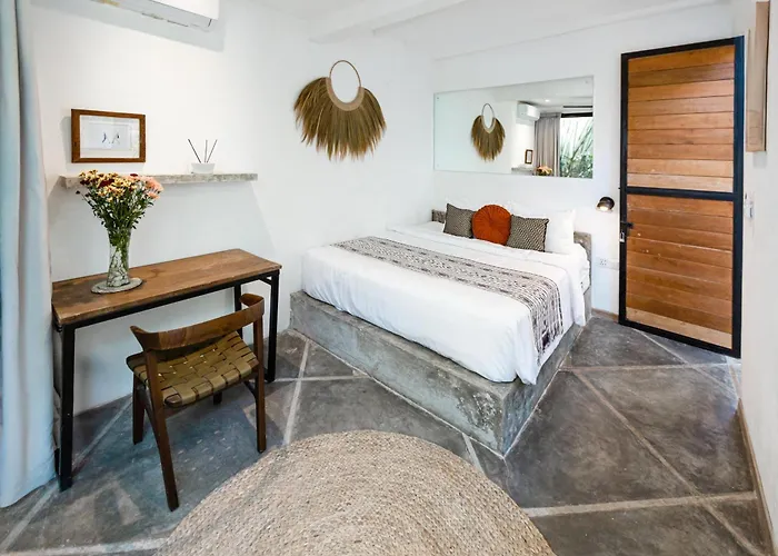 The Sol Haus Canggu, Near Berawa ゲストハウス *
