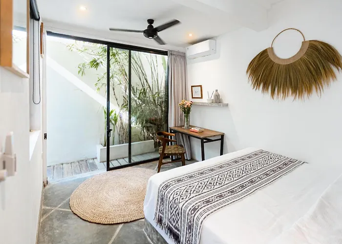 The Sol Haus Canggu, Near Berawa ゲストハウス チャングー