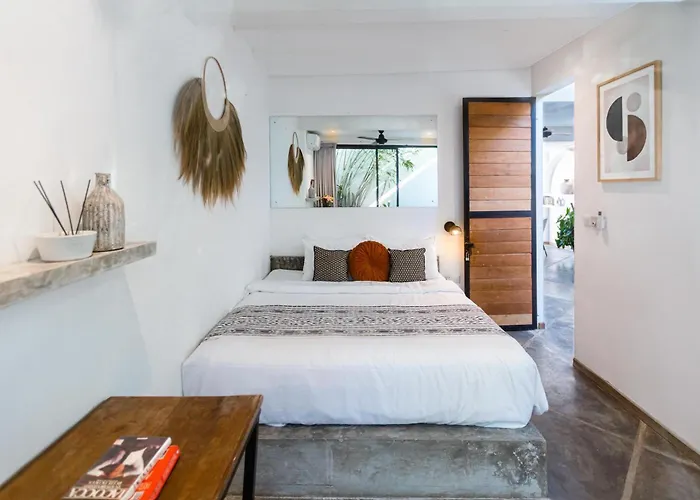 The Sol Haus Canggu, Near Berawa ゲストハウス *