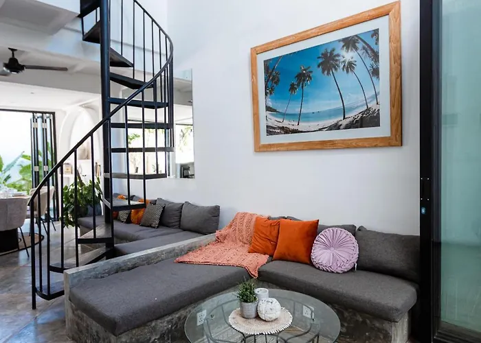The Sol Haus Canggu, Near Berawa ゲストハウス *